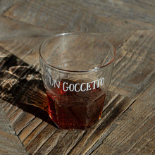 Carica l'immagine nel visualizzatore di Gallery, SET 4 BICCHIERINI IN VETRO C/SCRITTA ( VARI DECORI)( CM. 6X6 CL.13)