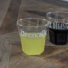Carica l'immagine nel visualizzatore di Gallery, SET 4 BICCHIERINI IN VETRO C/SCRITTA ( VARI DECORI)( CM. 6X6 CL.13)