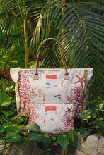 Carica l'immagine nel visualizzatore di Gallery, BORSA MARE IN TESSUTO C/ POCHETTE " SEA LIFE" ( BORSA 42 x 37 x 14 CM. POCHETTE 20 x 28 CM)