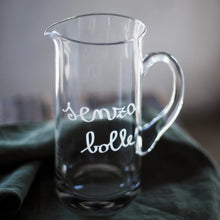 Carica l'immagine nel visualizzatore di Gallery, BROCCA IN VETRO SOFFIATO CON SCRITTA "SENZA BOLLE"LT.1,2