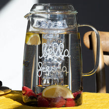 Carica l'immagine nel visualizzatore di Gallery, CARAFFA IN VETRO C/PORTAGHIACCIO E SCRITTA 2 LT. ( CM. 14 X 23,5H)