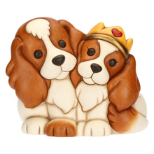 Carica l'immagine nel visualizzatore di Gallery, COPPIA CANI IN CERAMICA "CAVALIER KING" (21,3x14,7x17,2 CM.)
