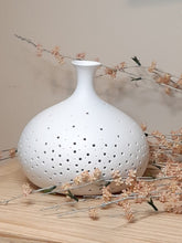 Carica l'immagine nel visualizzatore di Gallery, LAMPADA IN CERAMICA "GIARA"( CM.22,3X22,3X22,9)
