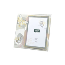 Carica l'immagine nel visualizzatore di Gallery, PORTAFOTO IN VETRO " IN UN BATTITO D'ALI" ( CM. 18X18)