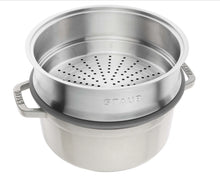 Carica l'immagine nel visualizzatore di Gallery, COCOTTE IN GHISA C/CESTELLO VAPORE CM. 24 ( KG.5)