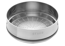 Carica l'immagine nel visualizzatore di Gallery, COCOTTE IN GHISA C/CESTELLO VAPORE CM. 24 ( KG.5)