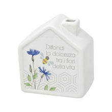 Carica l'immagine nel visualizzatore di Gallery, PROFUMATORE CON BASTONCINI IN PORCELLANA BIANCA CON FRASE( CM.7,7X5X8,5H)