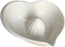 Carica l'immagine nel visualizzatore di Gallery, SPREMIAGRUMI IN PORCELLANA E BAMBOO " CUORE" ( CM. 15 X 16 X5H)