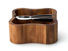 Carica l'immagine nel visualizzatore di Gallery, CIOTOLA QUADRATA LEGNO CON SCHIACCIANOCI CM.24X24X8