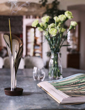 Carica l'immagine nel visualizzatore di Gallery, BRUCIATORE D'INCENSO " LILY" CM.9X9X26 H