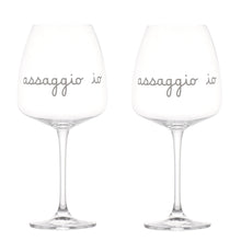 Carica l&#39;immagine nel visualizzatore di Gallery, SET 2 CALIVI VINO ROSSO IN VETRO C/SCRITTA ( VARI DECORI) 77 CL. (CM.24,5H X 11)
