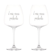 Carica l&#39;immagine nel visualizzatore di Gallery, SET 2 CALIVI VINO ROSSO IN VETRO C/SCRITTA ( VARI DECORI) 77 CL. (CM.24,5H X 11)
