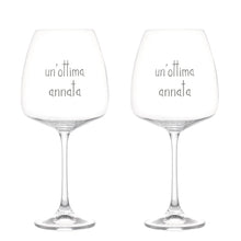 Carica l&#39;immagine nel visualizzatore di Gallery, SET 2 CALIVI VINO ROSSO IN VETRO C/SCRITTA ( VARI DECORI) 77 CL. (CM.24,5H X 11)

