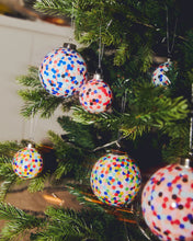 Carica l'immagine nel visualizzatore di Gallery, SET 3 PALLE PER ALBERO DI NATALE IN VETRO SOFFIATO DEC.A MANO ( DIAM. 6 CM.)
