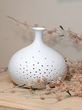 Carica l&#39;immagine nel visualizzatore di Gallery, LAMPADA IN CERAMICA &quot;GIARA&quot;( CM.22,3X22,3X22,9)
