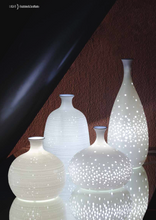 Carica l&#39;immagine nel visualizzatore di Gallery, LAMPADA IN CERAMICA &quot;GIARA&quot;( CM.22,3X22,3X22,9)
