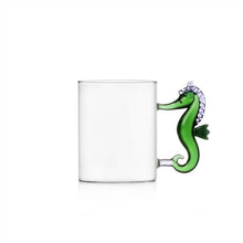 Carica l&#39;immagine nel visualizzatore di Gallery, MUG IN VETRO BOROSILICATO C/CAVALLUCCIO MARINO
