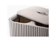 Carica l'immagine nel visualizzatore di Gallery, PORTABIANCHERIA IN LEGNO E TESSUTO " TOTA TWIN LUXE"90 LT. (H73,5xL60,8xP40,6 CM.)
