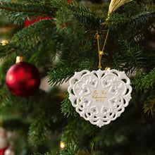 Carica l'immagine nel visualizzatore di Gallery, ADDOBBO IN PORCELLANA "OUR FIRST CHRISTMAS 2025" ( CM. 10,5X7X9,5)
